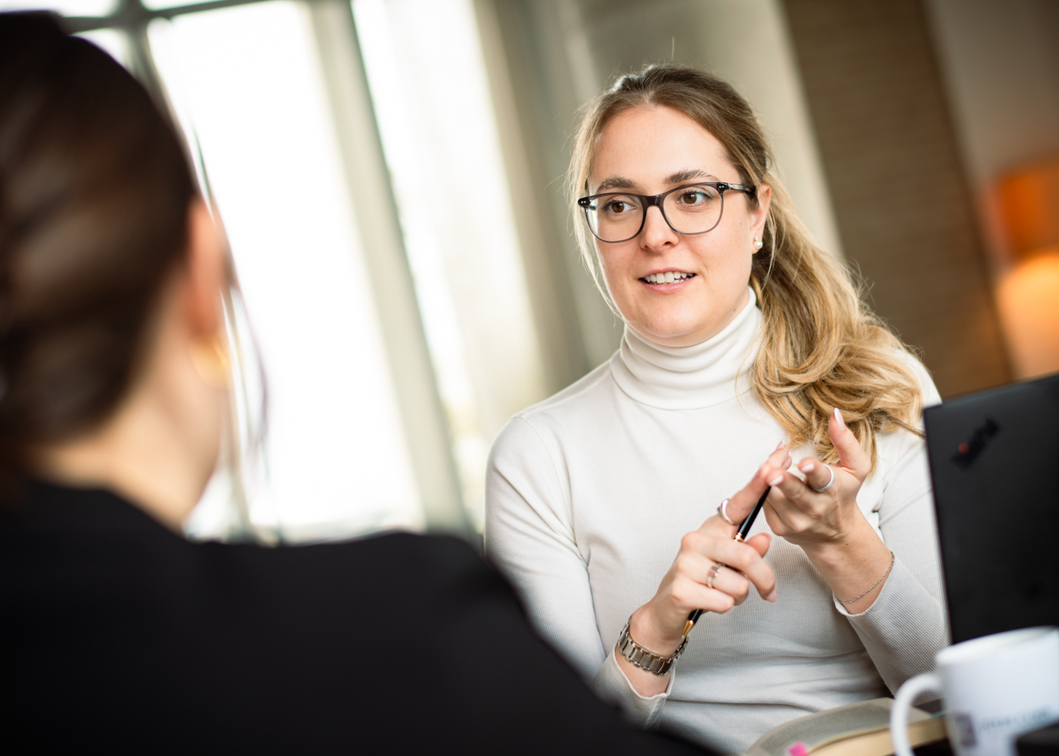 Julia Coen im Beratungsgespräch